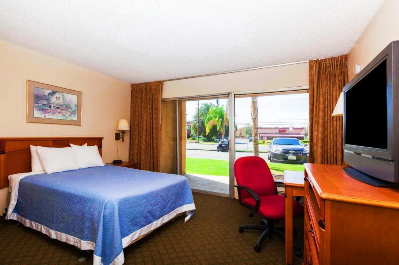 Days Inn By Wyndham Bakersfield Exteriör bild